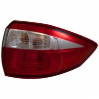 Feu arrière sur aile Ford C MAX