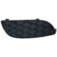 Grille coté de pare chocs avant toyota yaris