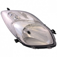 Phare avant Toyota Yaris fond chromé